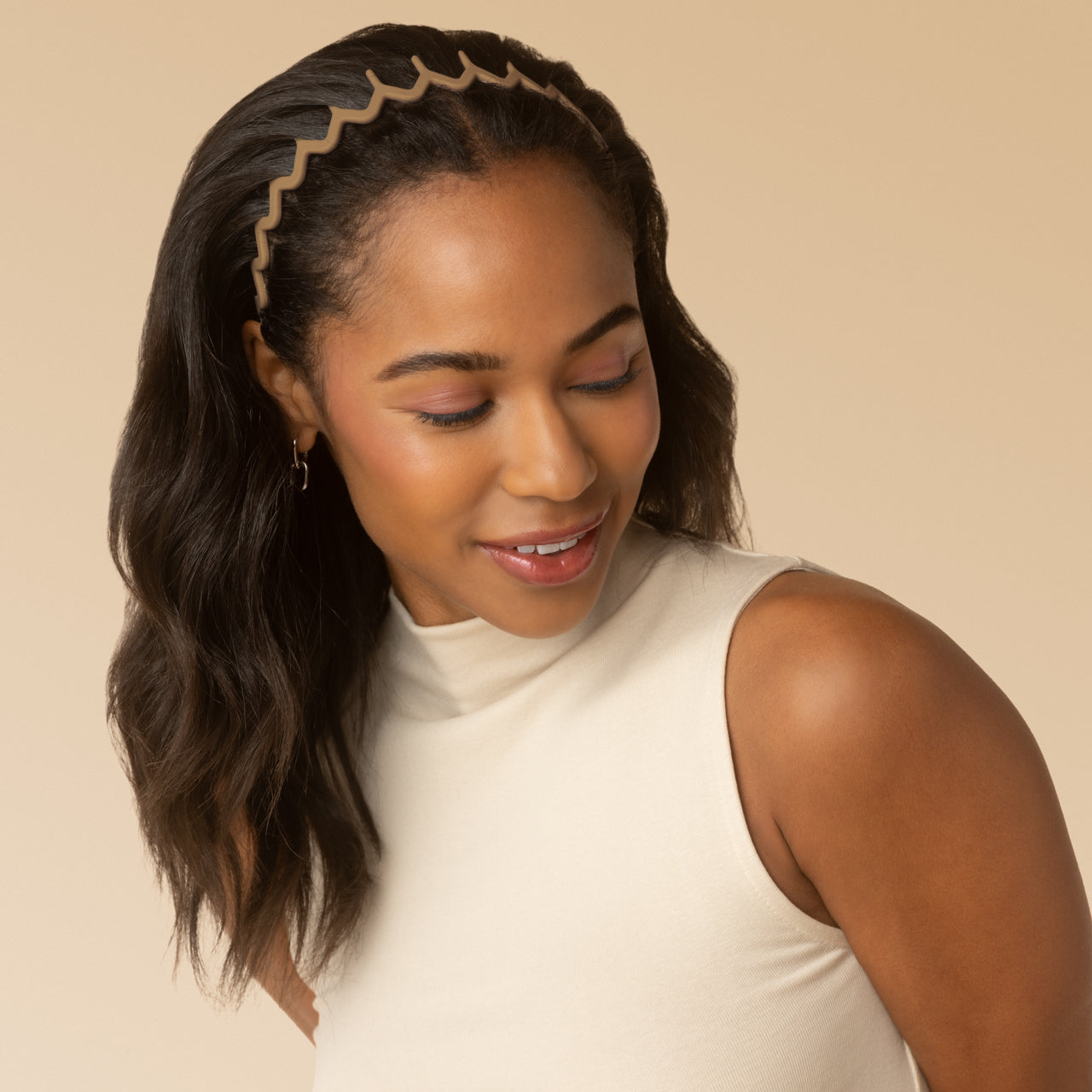 KITSCH Recycled Plastic Zig Zag Headband 2pc - Neutral — model wearing recycled plastic zig zag headband in earthy neutral tones — comfortable non-slip grip for slicked-back looks with ease — sustainable style crafted with recycled plastic