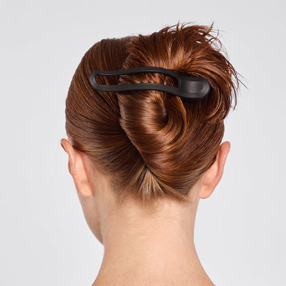 KITSCH Black Tort Curved Flat Lay Claw Clips 2pc — model hair shot 2
