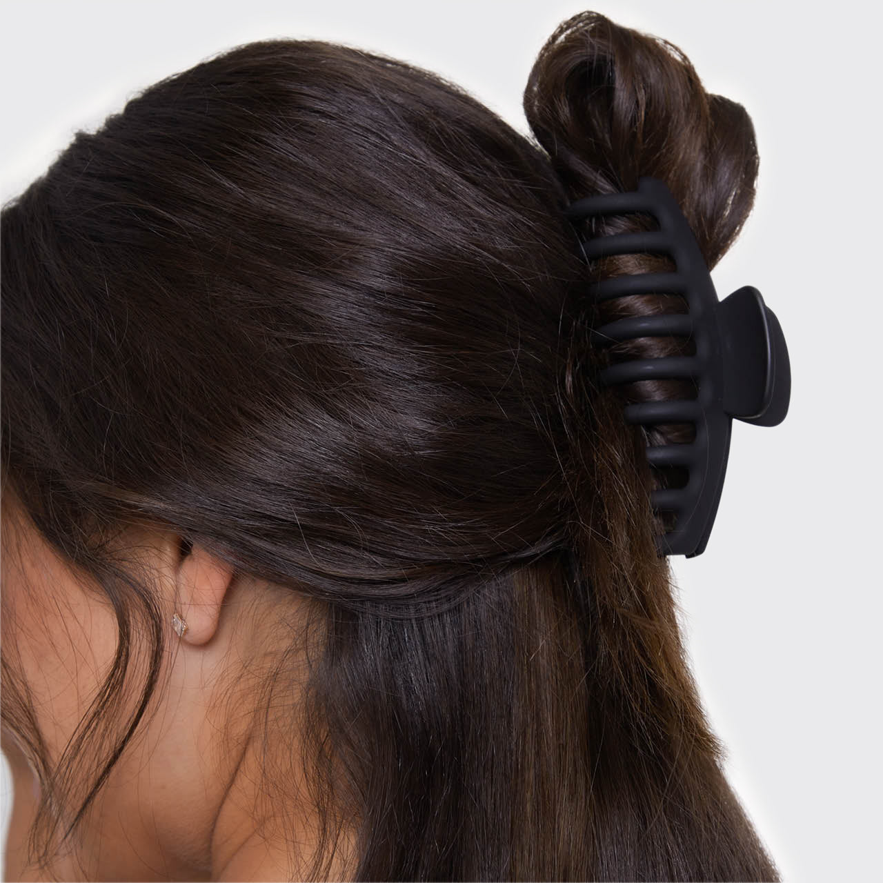 KITSCH Black & Tort Matte Claw Clips 2pc Set Oversized - on-model lifestyle #2